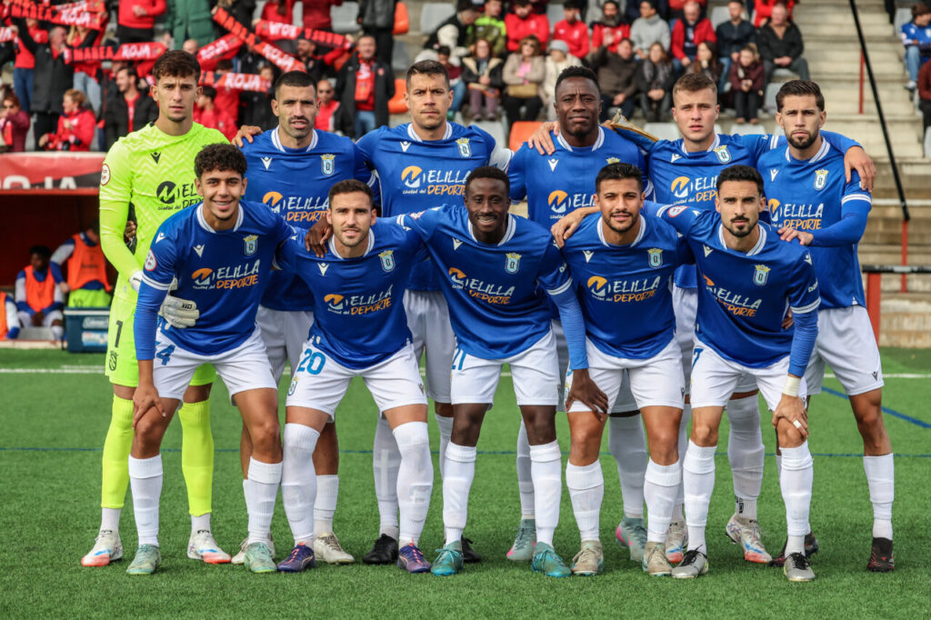 Jugadores de la U.D. Melilla posando en el campo de fútbol