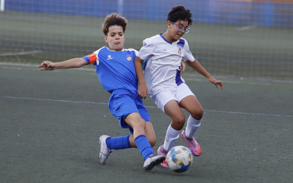 Niños jugando fútbol en un partido de la Copa Federación Alevín
