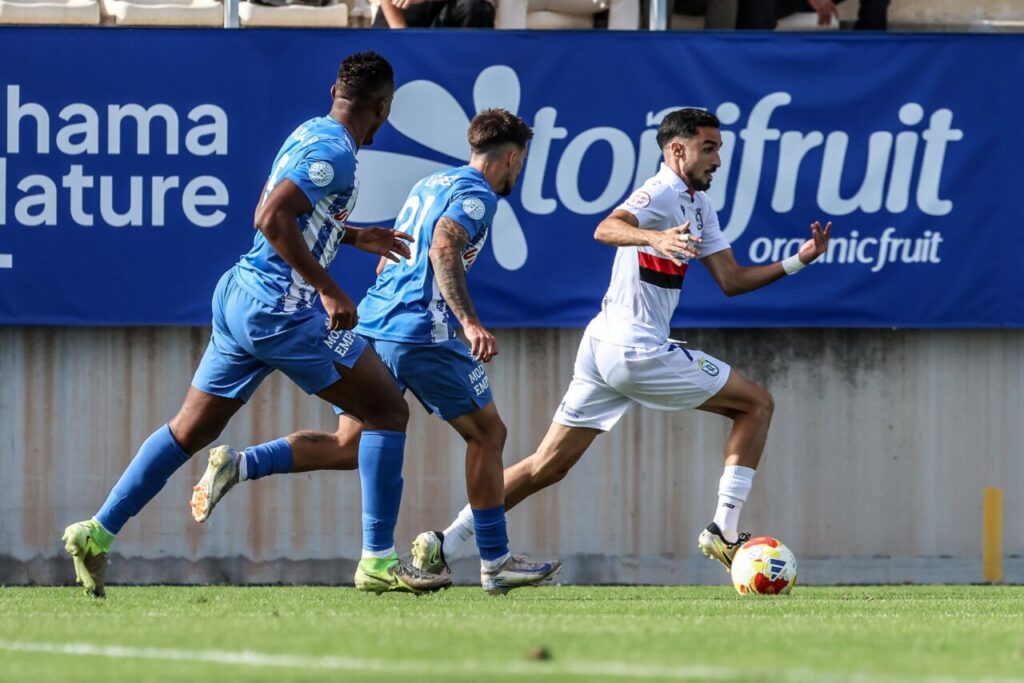 Jugadores de fútbol en un partido entre U.D. Melilla y Águilas CF.
