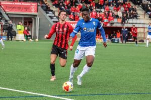 Jugador de la U.D. Melilla en un partido contra el Salerm Puente Genil