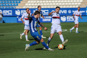 Jugadores de la U.D. Melilla y Salerm Puente Genil en un partido de fútbol