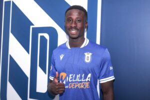 Samu Gomis posando con la camiseta de la U.D. Melilla