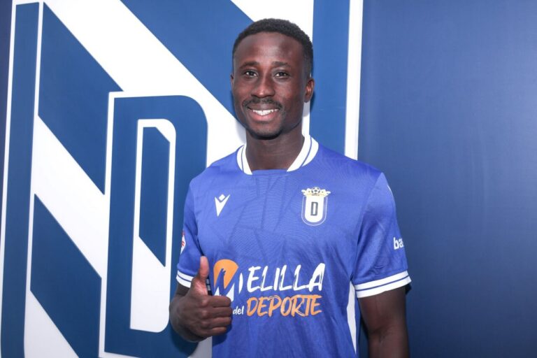 Samu Gomis posando con la camiseta de la U.D. Melilla