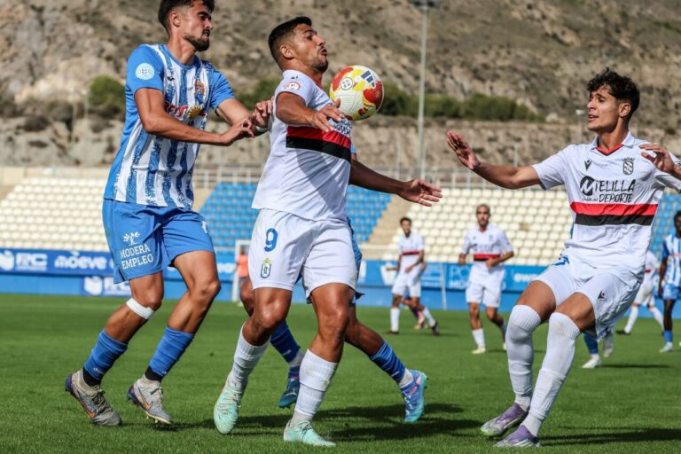 Jugadores de U.D. Melilla y Águilas CF en acción durante el partido