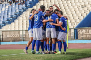 Jugadores de U.D. Melilla celebrando un gol en el estadio.