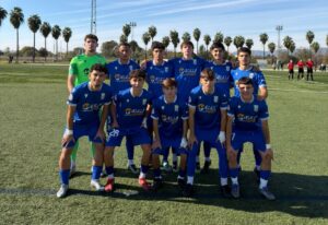 Jugadores del equipo juvenil U.D. Melilla posando en el campo