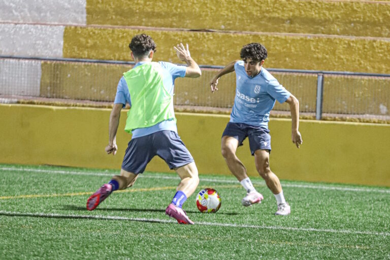 Jugadores de la Unión Deportiva Melilla juvenil entrenando en el campo