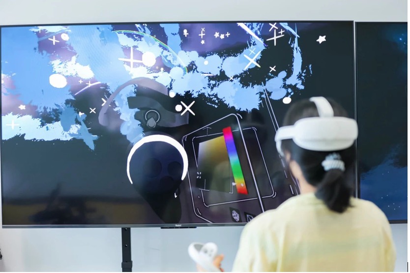 Estudiante usando tecnología XR en la biblioteca de la Universidad de Zhejiang