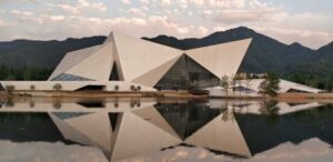 Vista panorámica de la Universidad de Zhejiang junto a un lago