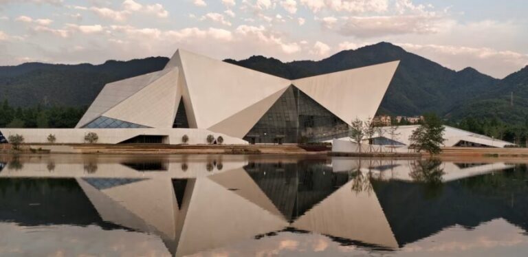Vista panorámica de la Universidad de Zhejiang junto a un lago