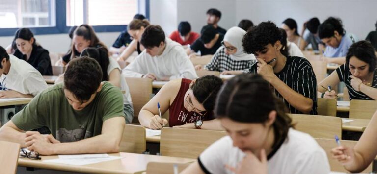 Estudiantes en un aula realizando un examen con herramientas de IA
