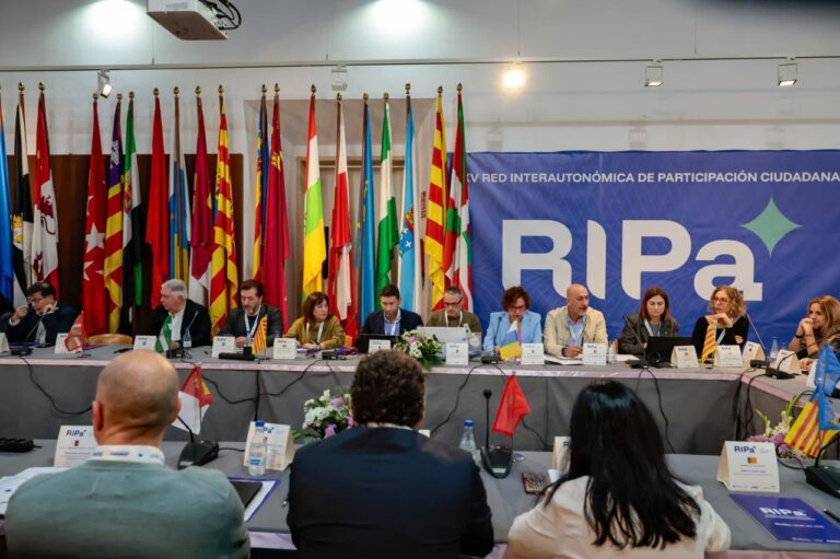 Reunión de la Red Interautonómica de Participación Ciudadana con banderas