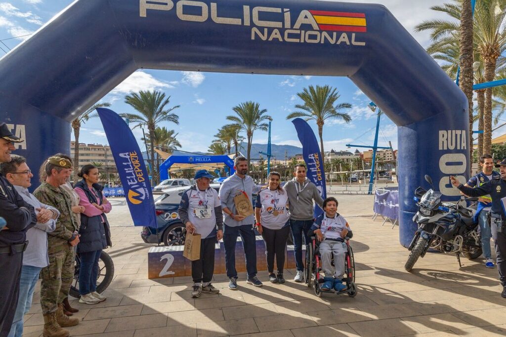 Víctor Zubicoa y Paula Jiménez en la entrega de premios de la carrera solidaria.