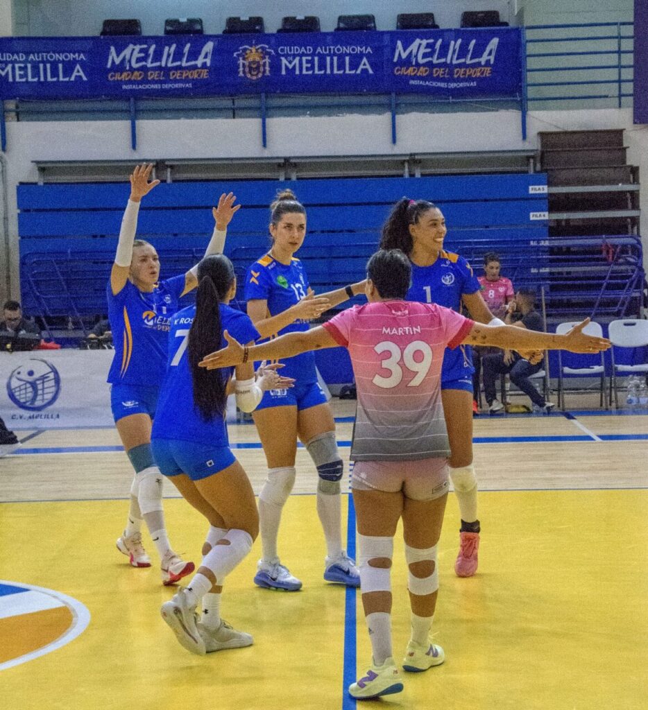 Jugadoras del Club Voleibol Melilla celebrando una victoria en el partido.