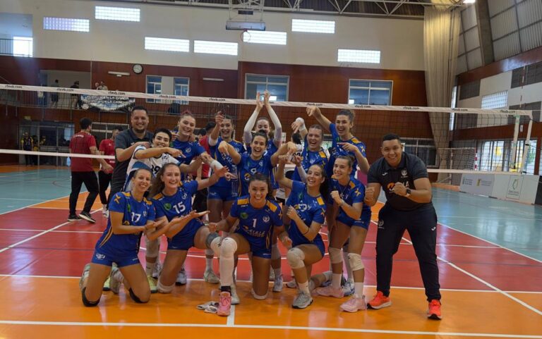 Jugadoras del Club Voleibol Melilla celebrando su victoria en el partido