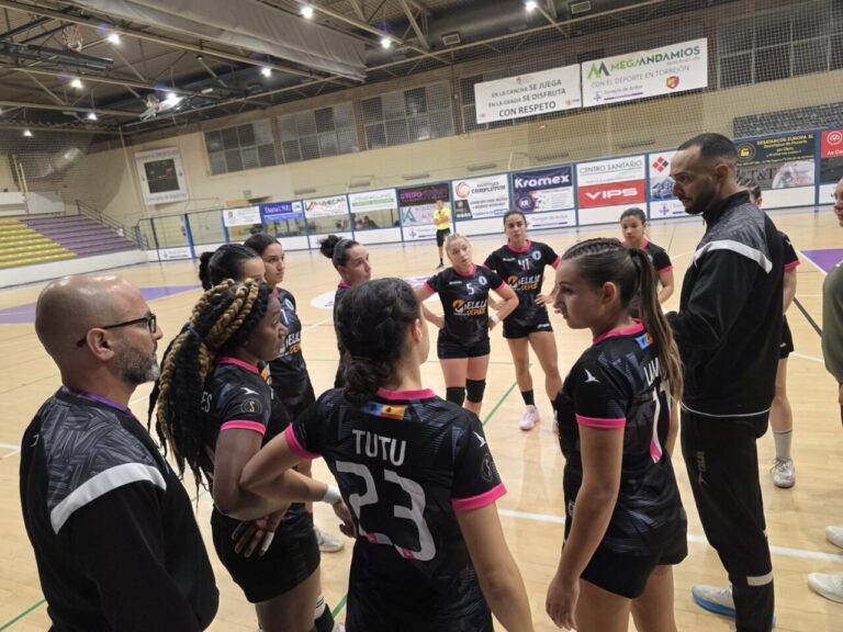Jugadoras del Club Balonmano T-Maravilla Melilla en un tiempo muerto