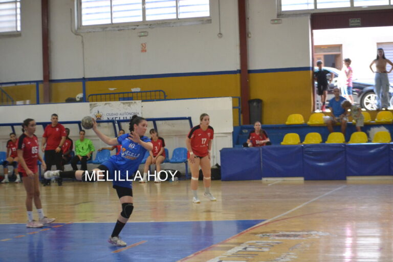 Jugadora del Club Balonmano T-Maravilla Melilla lanzando el balón durante un partido.