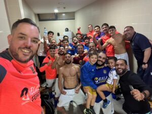 Jugadores del Nueva Era Melilla F.S. celebrando una victoria en el vestuario.