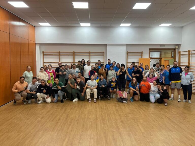 Jugadores y alumnos durante la visita del MCD La Salle al CEE Reina Sofía.