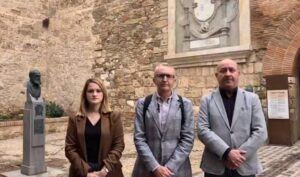 Tres personas posando frente a un monumento en Melilla.