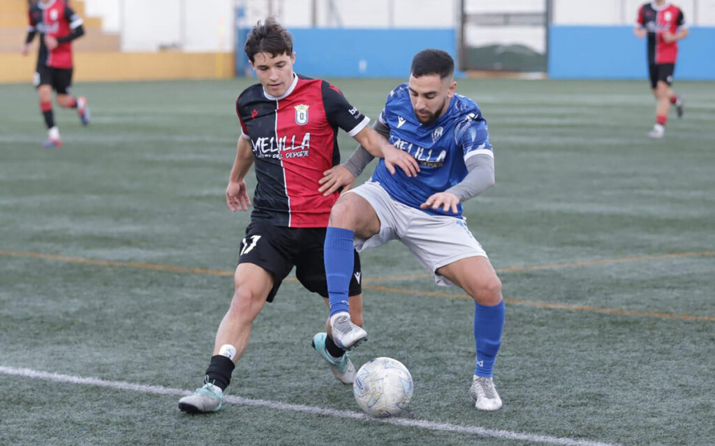 Jugadores de la U.D. Melilla C en acción durante un partido de fútbol