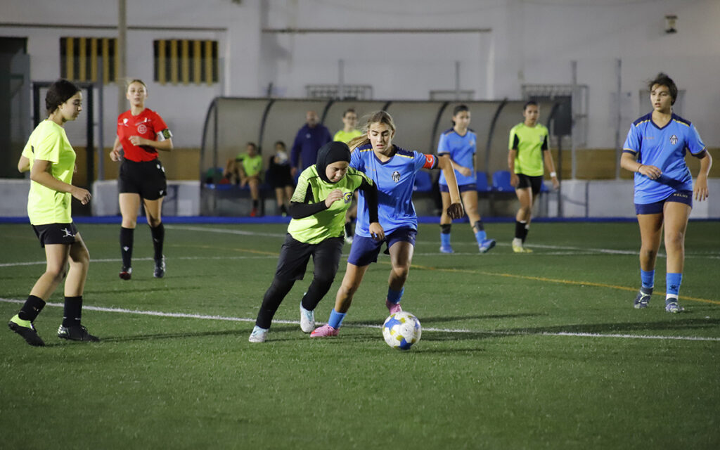 Jugadoras del Gimnástico Melilla compitiendo en la final de fútbol femenino