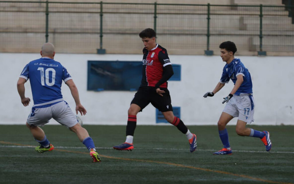 Jugadores de fútbol en un partido de la Copa Federación de 1ª Autonómica