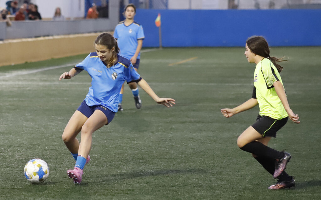 Jugadoras del Gimnástico Melilla en un partido de fútbol femenino
