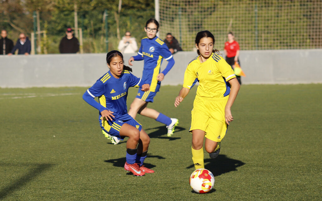 Jugadoras de fútbol femenino en un partido entre Melilla y Canarias.