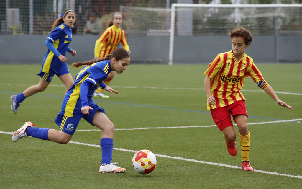 Jugadoras de fútbol femenino en un partido de Melilla