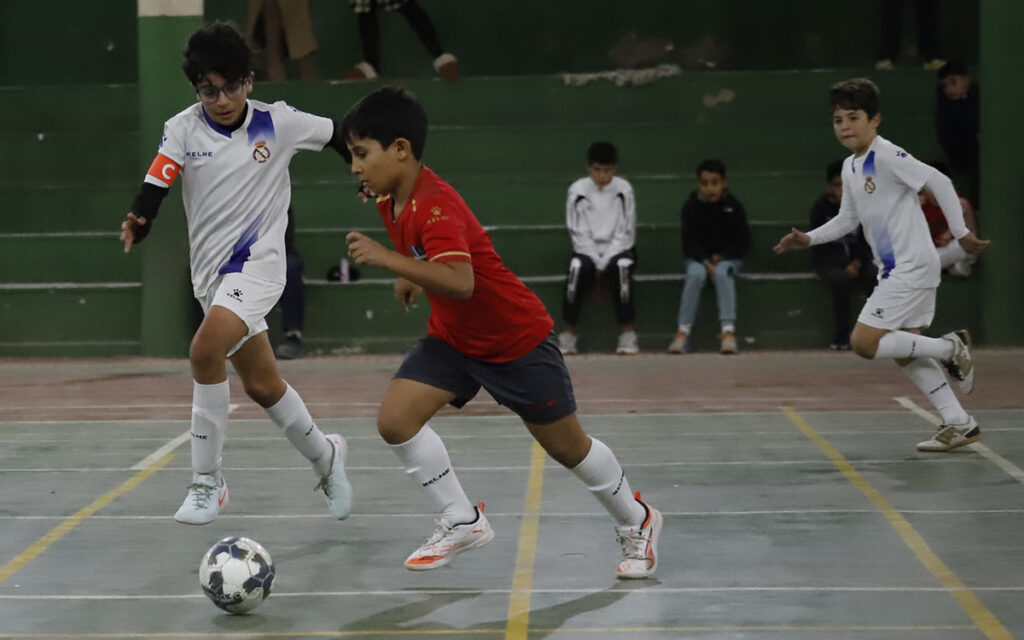 Partido de fútbol sala entre niños en la Copa Benjamín