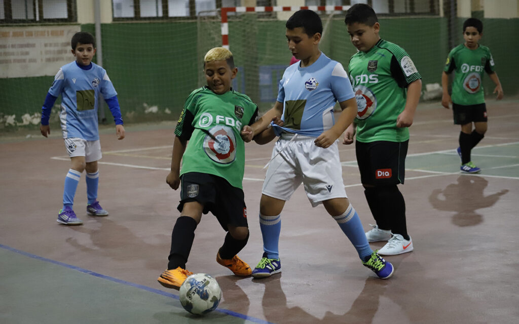 Niños jugando al fútbol sala en la Copa Benjamín