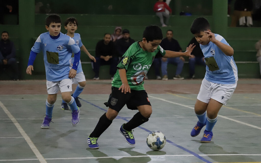 Niños jugando al fútbol sala en la Copa Benjamín