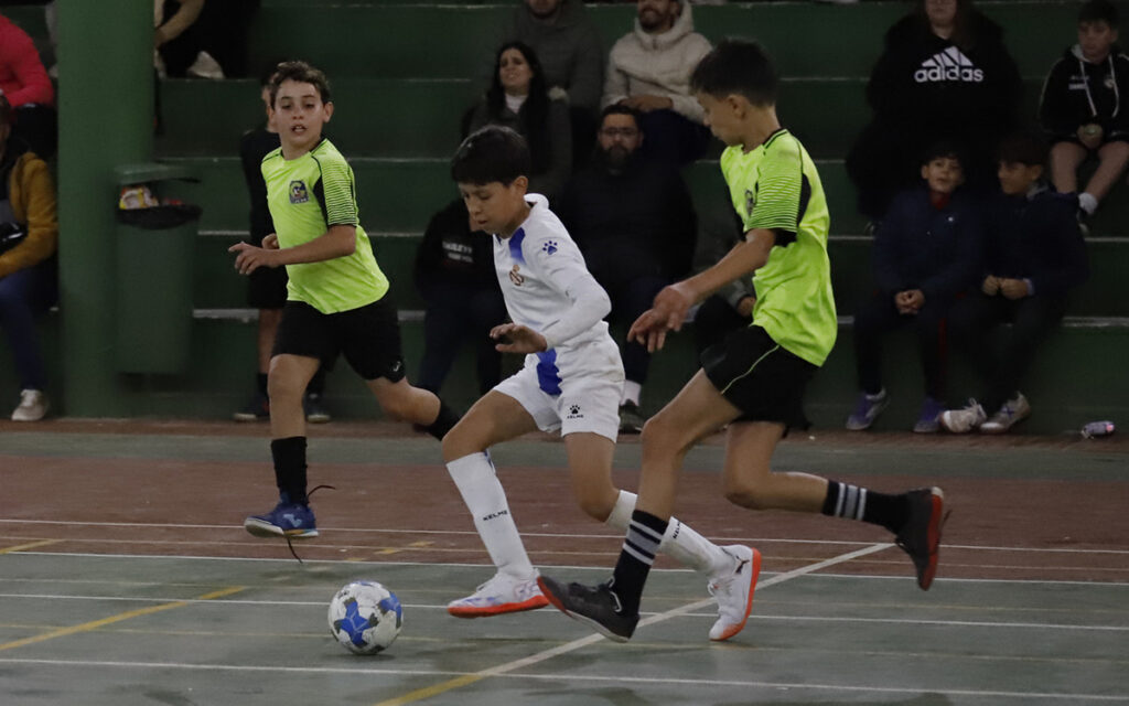 Jugadores de fútbol sala en un partido juvenil en el estadio Álvarez Claro.