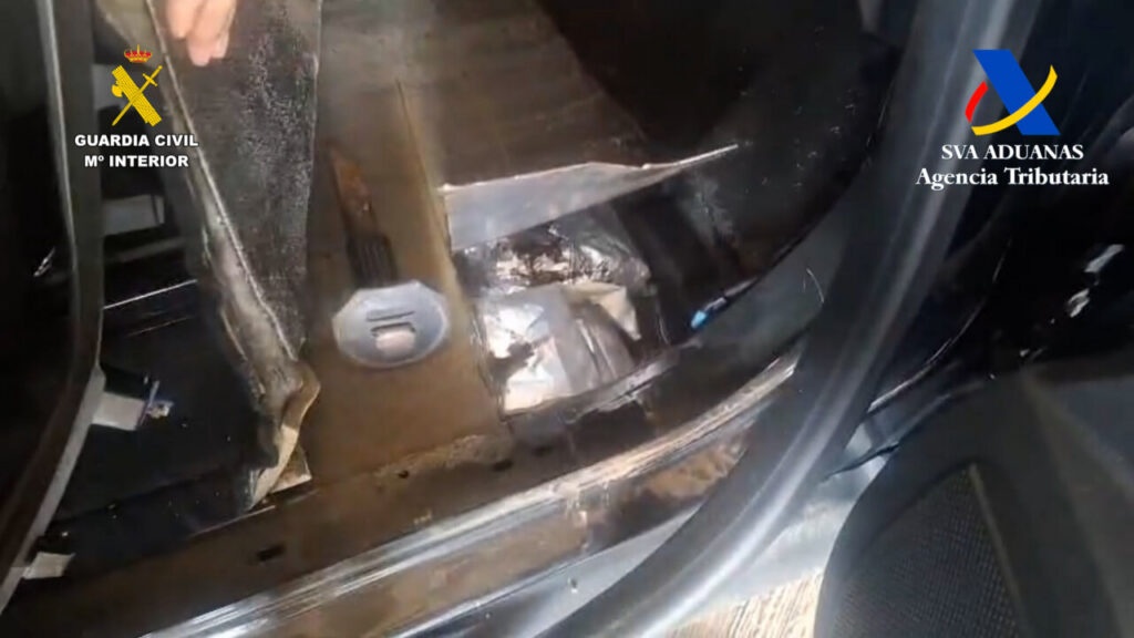 Inspección del vehículo con hachís oculto en el doble fondo.