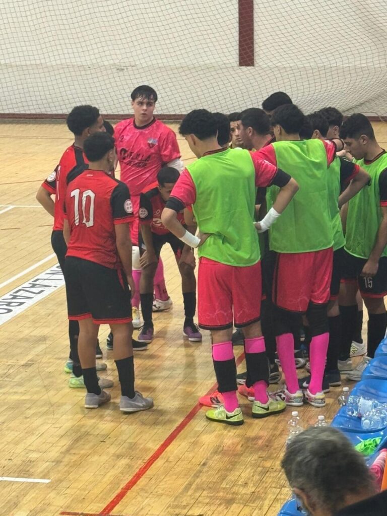 Jugadores de fútbol sala en un tiempo muerto durante el derbi melillense