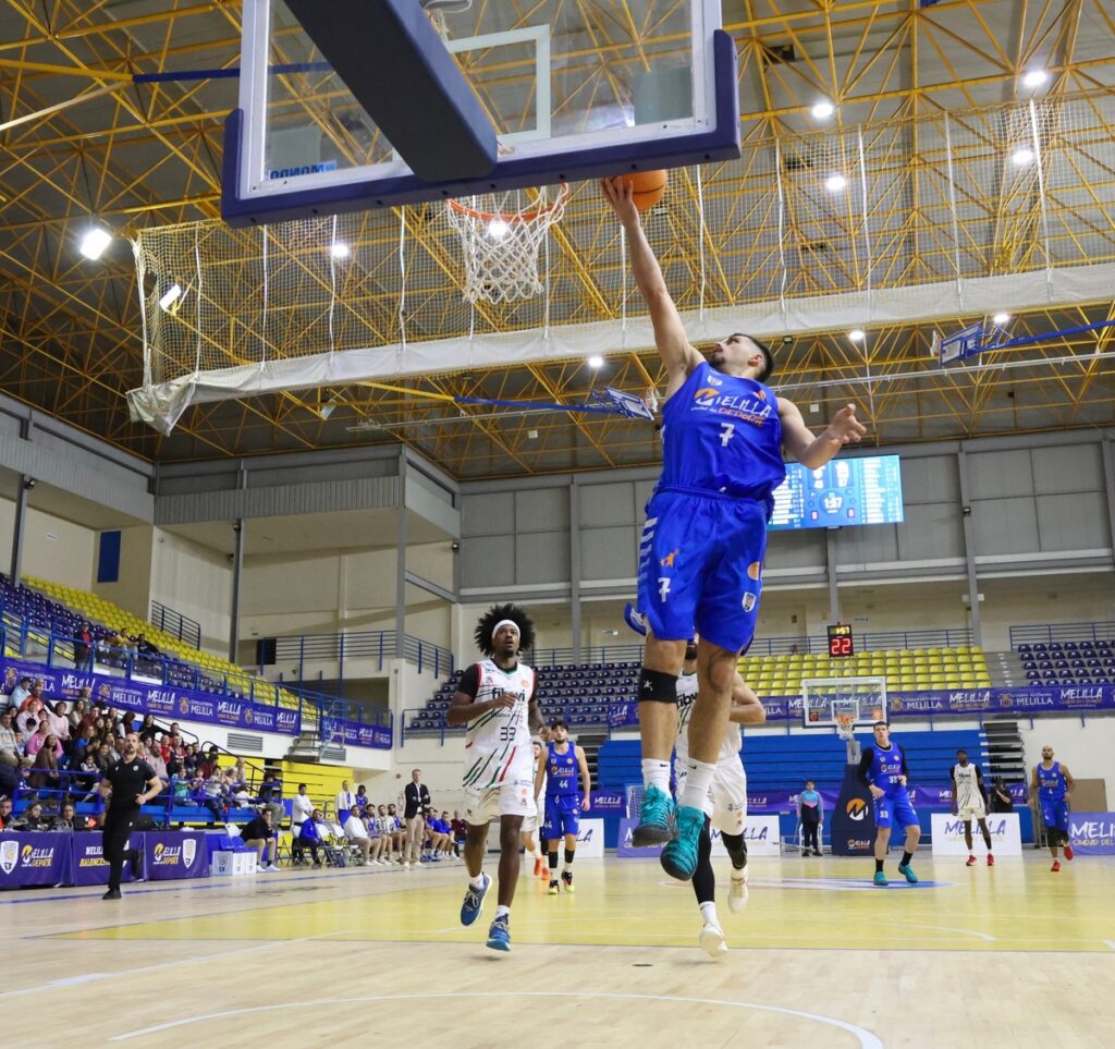 Jugador del Club Melilla Baloncesto realizando un tiro a canasta en un partido