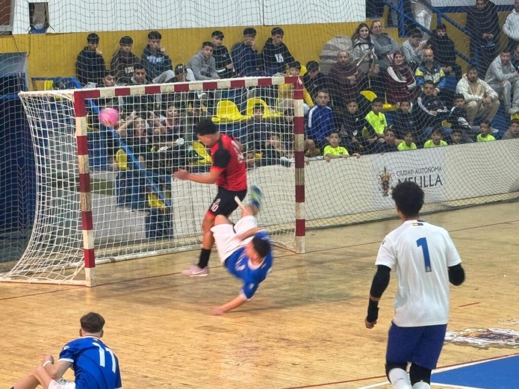 Jugadores en acción durante el derbi melillense de fútbol sala