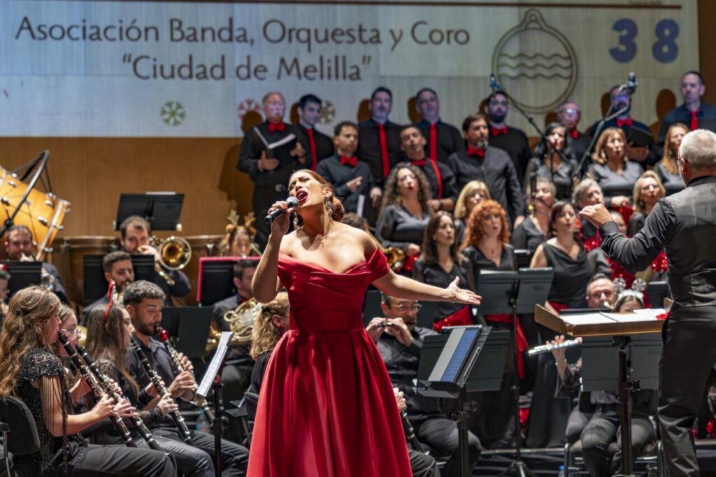 Cantante en un concierto de Navidad con orquesta y coro en el Kursaal