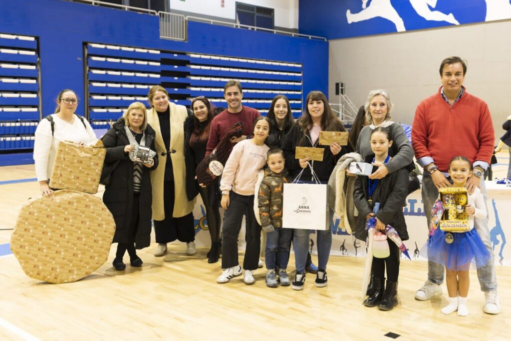 Grupo de personas en el III Festival de Navidad del Club Ágora de Gimnasia Rítmica en Melilla