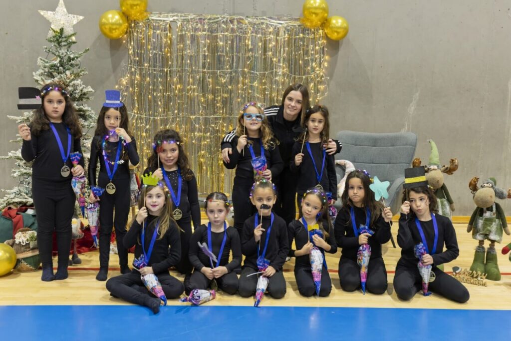Niñas del Club Ágora de Gimnasia Rítmica en el festival de Navidad