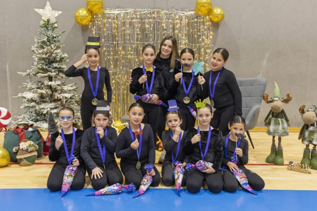 Niñas del Club Ágora de Gimnasia Rítmica en el festival de Navidad