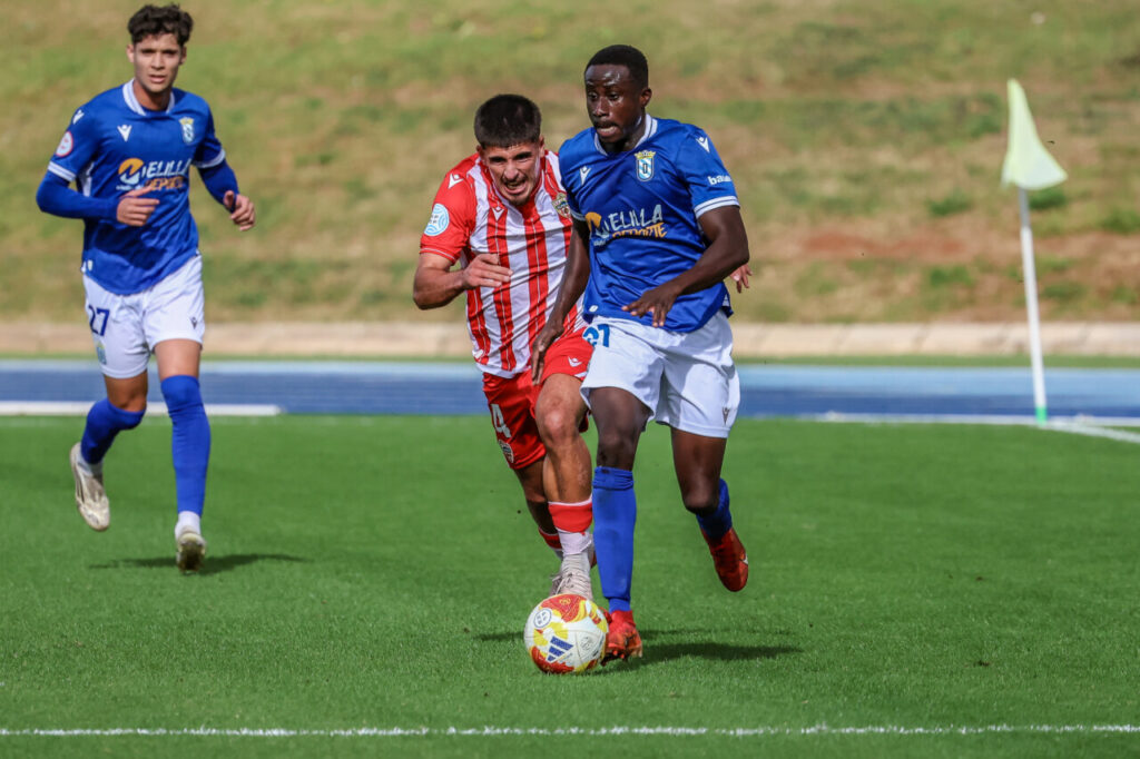 Jugadores de fútbol en un partido entre U.D. Melilla y U.D. Almería
