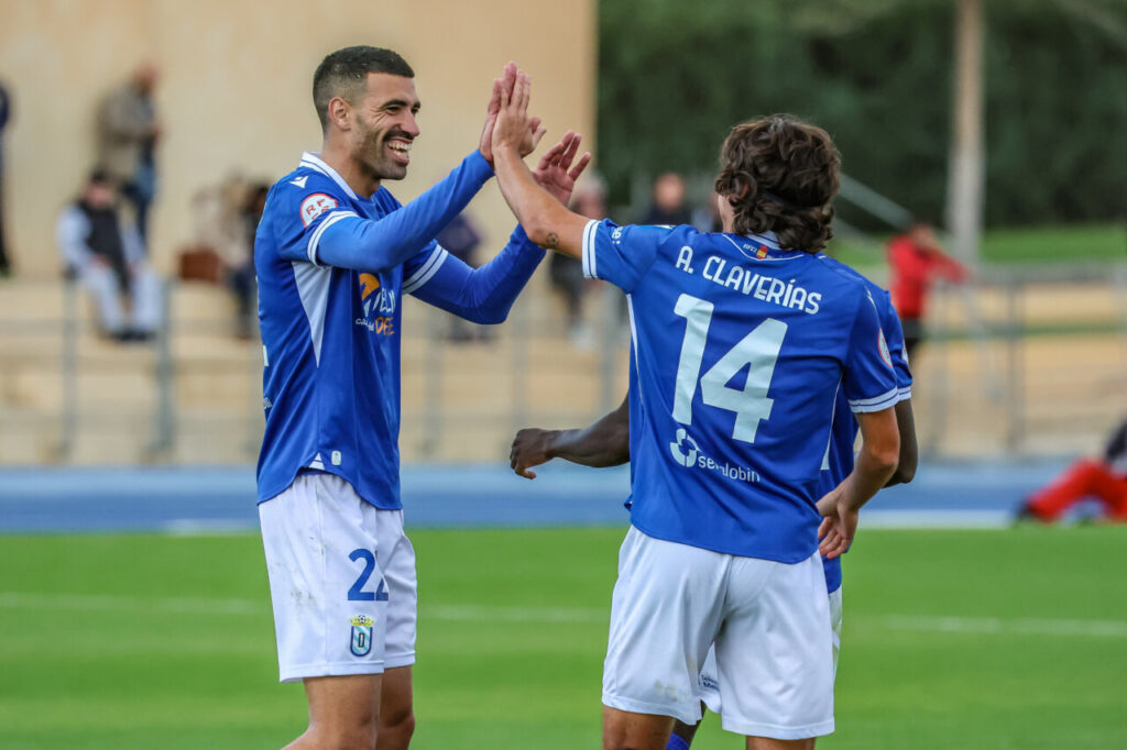 Jugadores de la U.D. Melilla celebrando un gol durante el partido en Almería
