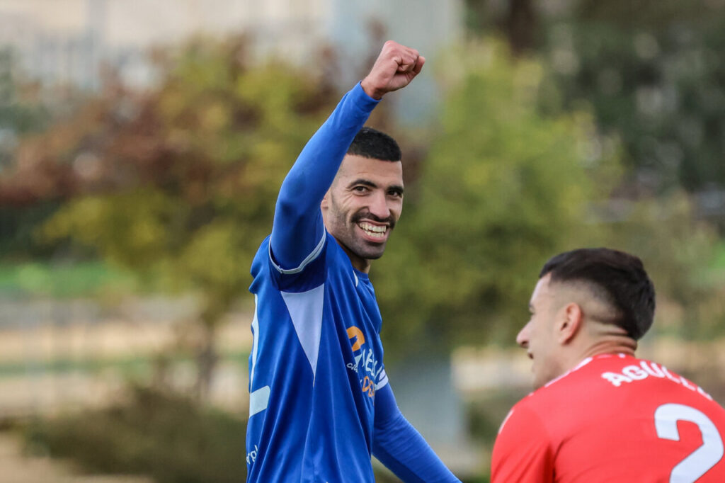 Futbolista de la U.D. Melilla celebra un momento del partido en Almería.