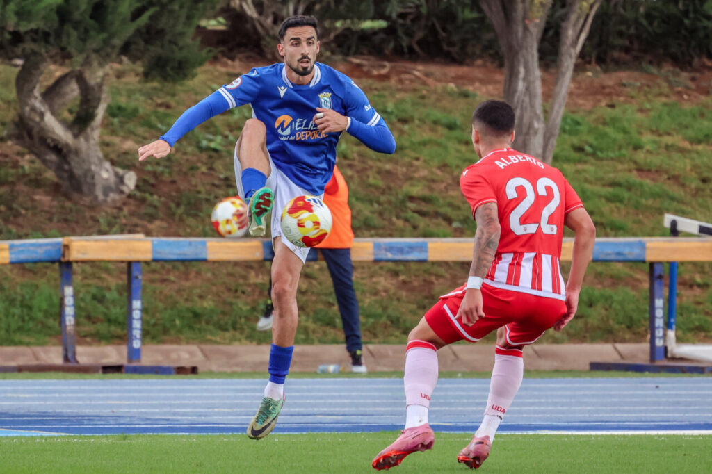 Jugadores de la U.D. Melilla en un partido contra el filial de Almería