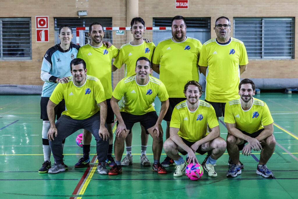Jugadores de la APDM y RFMF posando en el partido navideño