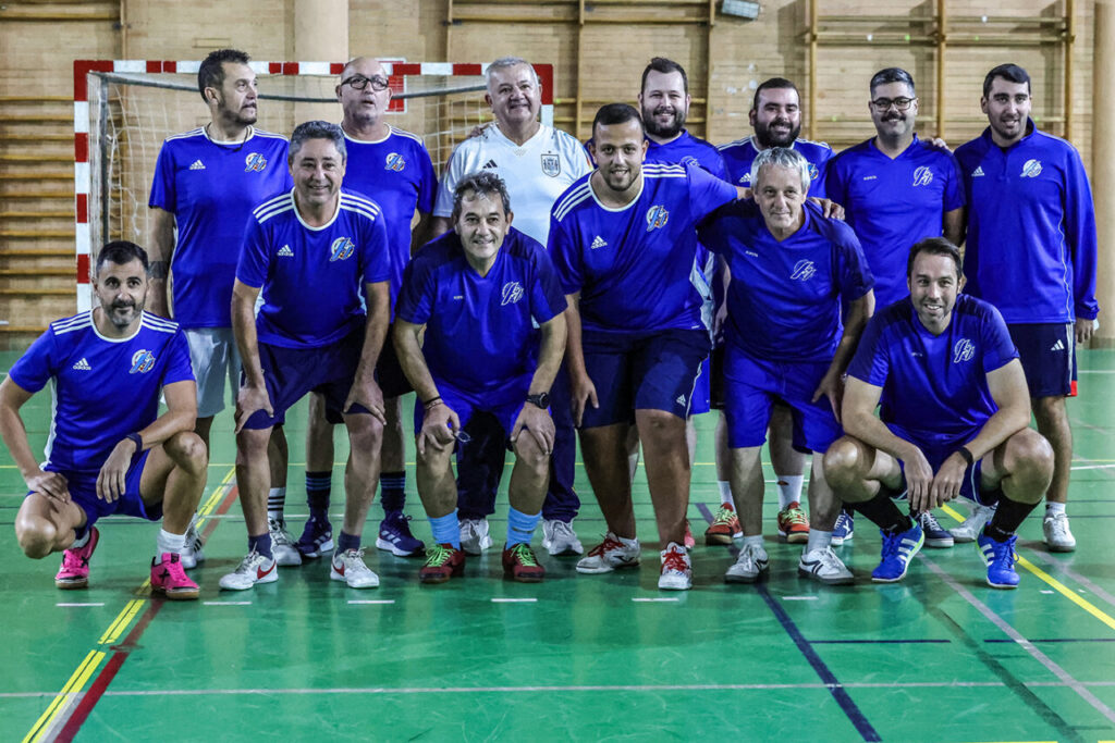 Jugadores de la APDM y RFMF en el partido de Navidad