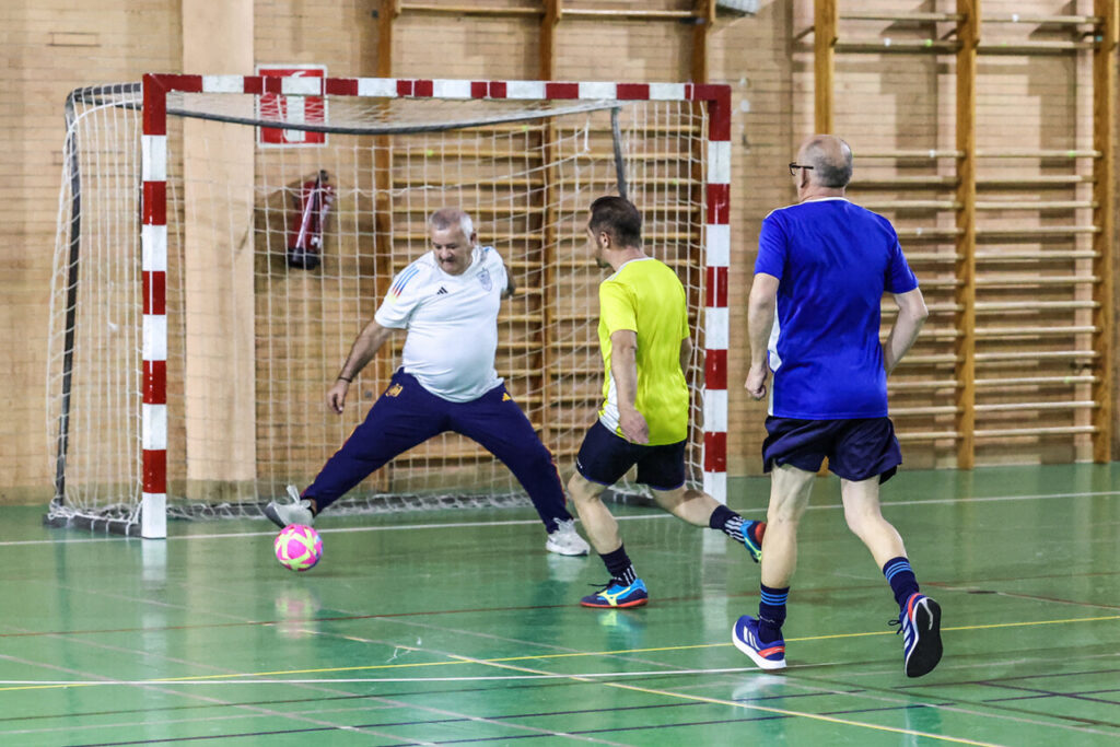 Jugadores en un partido de fútbol sala durante la Navidad
