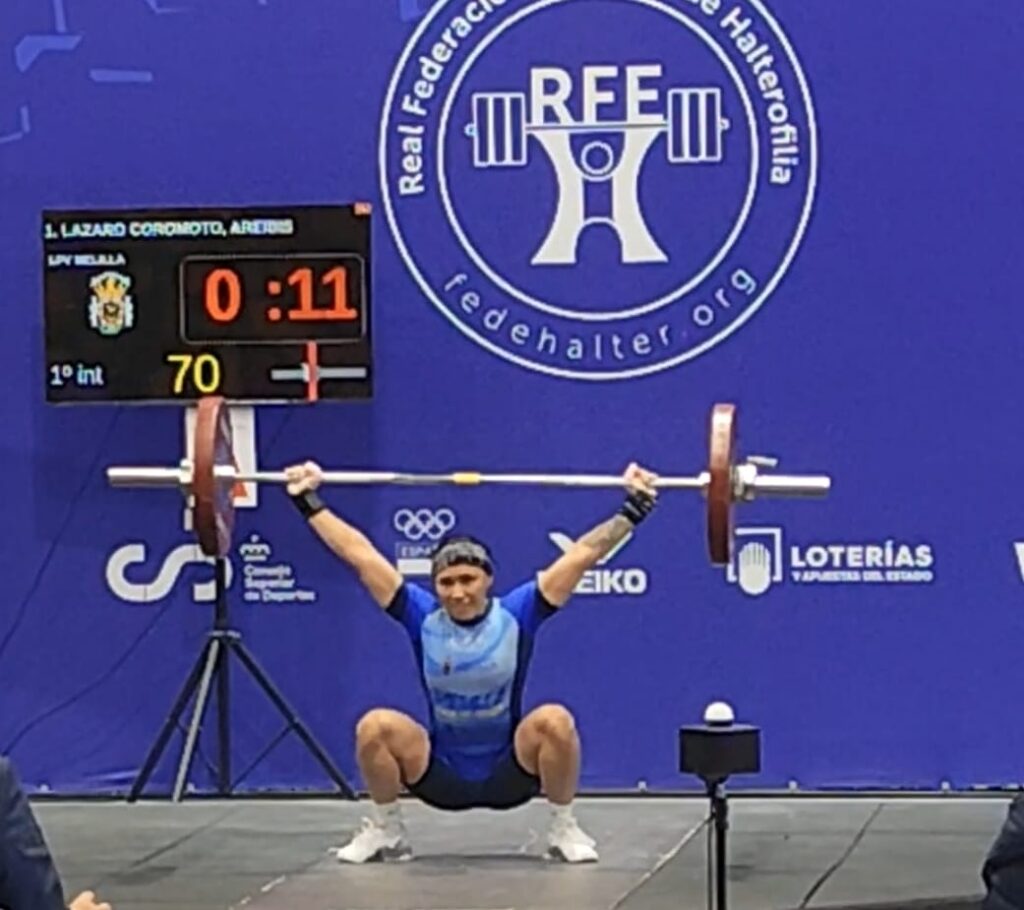 Atleta levantando peso en competición de halterofilia